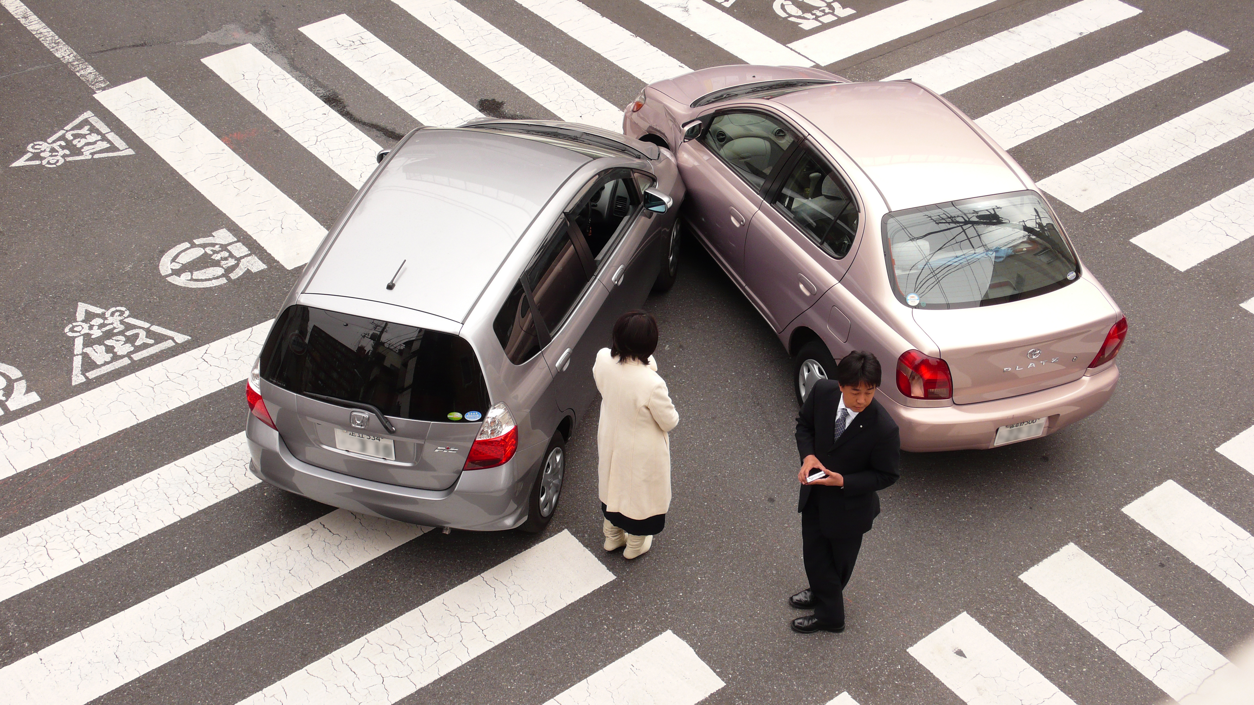 two cars collide in an intersection